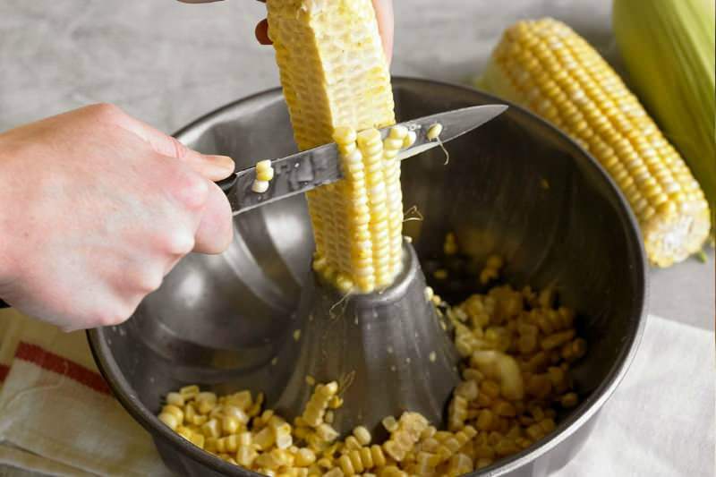 Sortowanie kukurydzy w formie do ciasta