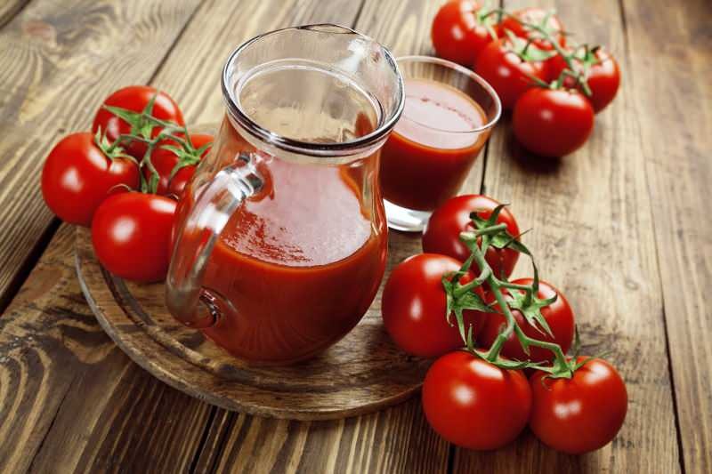 Pokarmy takie jak seler i marchew zwiększają korzyści płynące z soku pomidorowego.