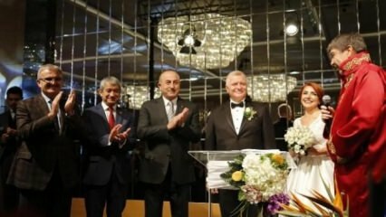 Minister spraw zagranicznych Çavuşoğlu uczestniczył w ceremonii ślubnej w Antalyi