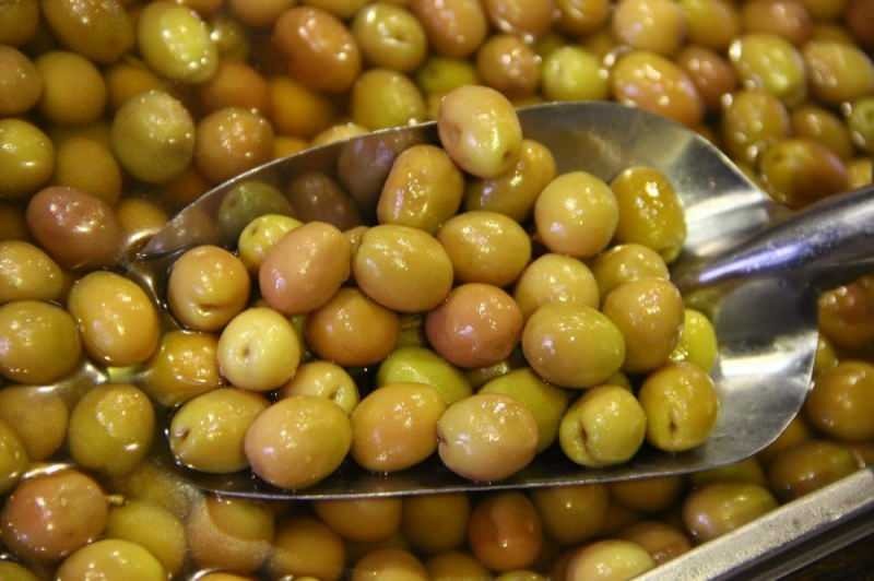 Zamiast solonych zielonych oliwek należy spożywać mniej słone zielone oliwki