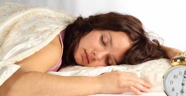 warunki, które powodują pocenie się podczas snu w nocy