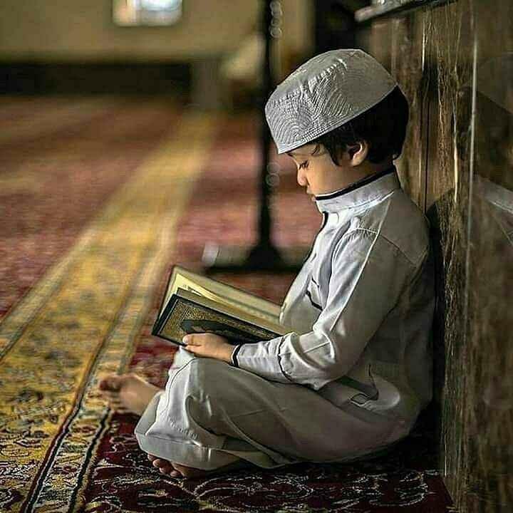 chłopiec czytający koran