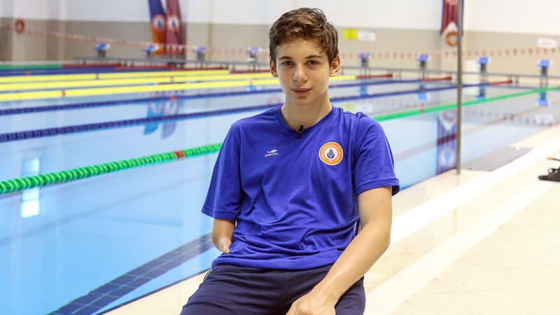 Zdobył 100 medali w pływaniu, pokonany strachem przed wodą!