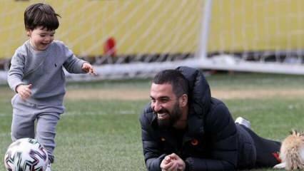 Niespodzianka gościa na szkoleniu Galatasaray! Arda Turan ze swoim synem Hamzą Arda Turan ...