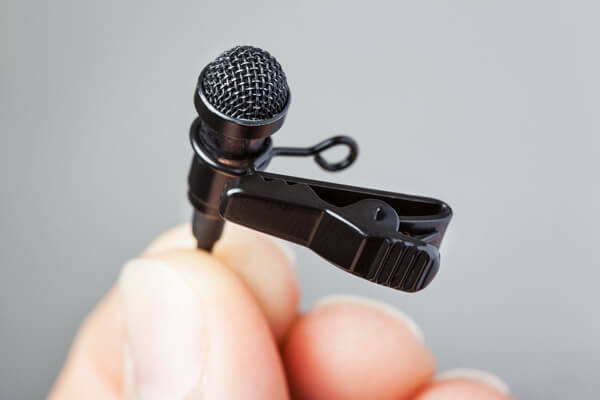 Przypnij mikrofon lavalier do ubrania, aby obsługiwać go bez użycia rąk.